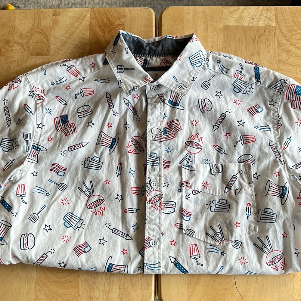 EUC Free Planet men’s short sleeve button down shirt Small